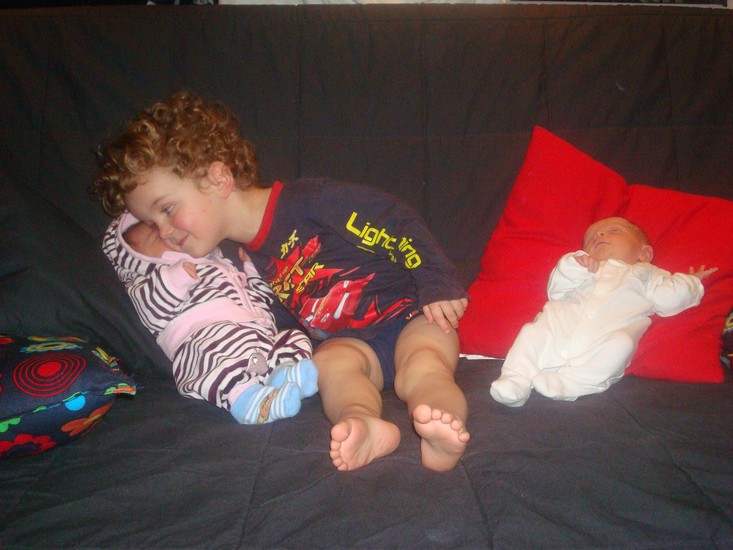 Oscar är dubbelt så lång och väger fem gånger så mycket som varje tvilling.