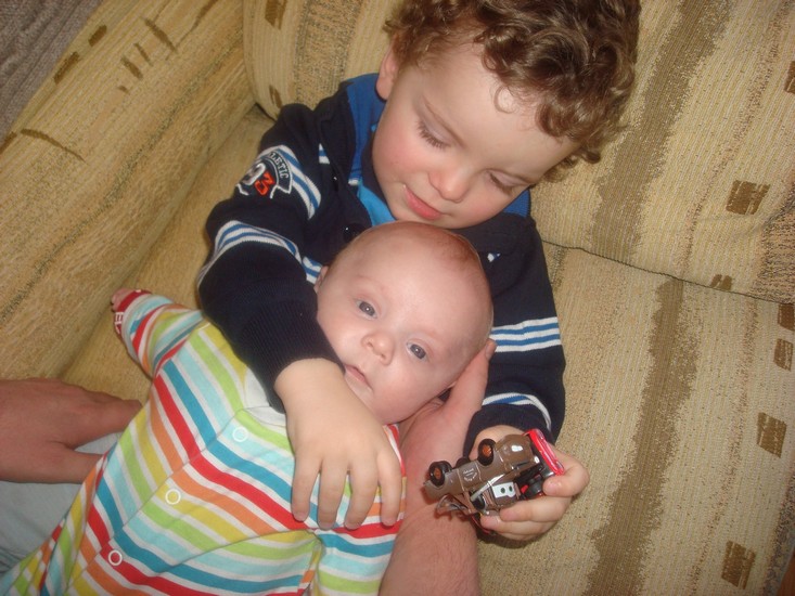 Oscar ser till att Erik tidigt lär sig uppskatta bilarna från <i>Cars</i>.